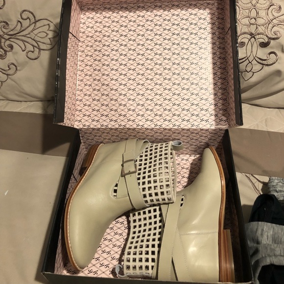 Victoria Secret booties (price negotiable) - Picture 4 of 4